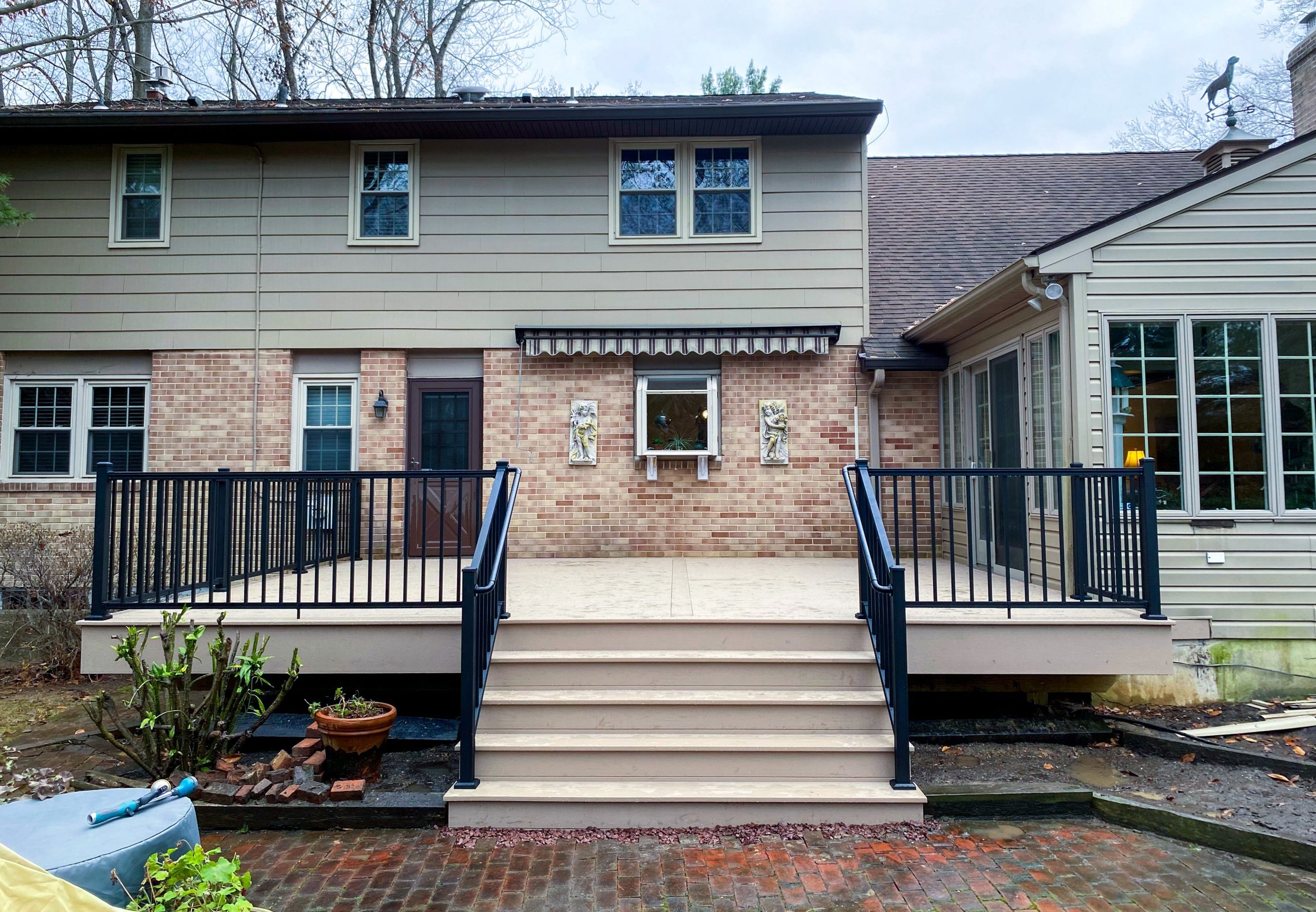 PVC Deck with Aluminum Railings - Decks R Us