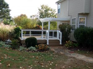 Timbertech Antique Leather deck and drink rail, white vinyl railings and pergola – Coatesville PA
